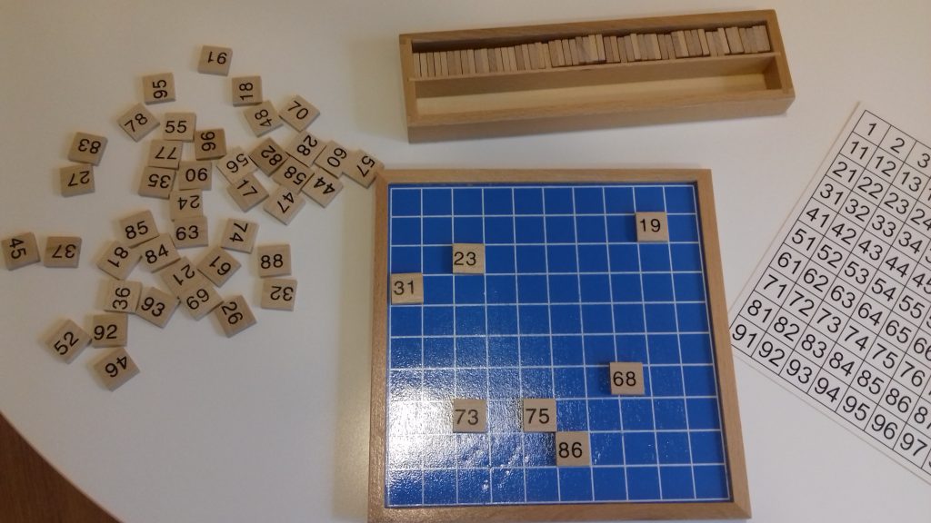 Tablero de 100 Montessori usado en personas mayores